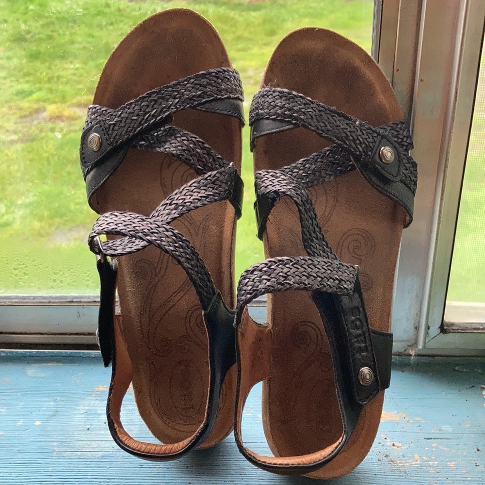 MOVING SALE ! Taos Trulie Black Sandals size 40